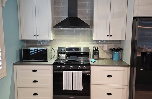 Ruskin Haus | Waterfront Mid Century Cottage w/Pool and Spa- Close to beaches - Sleeps 9