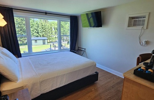 Greenville Junction Hotel | Waterfront Motel-Mountain View-ATV Access