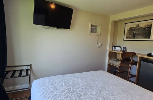 Greenville Junction Hotel | Waterfront Motel-Mountain View-ATV Access