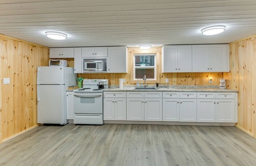 Sinclair Haus | Waterfront Oasis: Family Retreat on Long Lake!