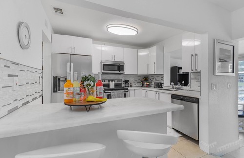 North Corals Haus | Waterfront Paradise/ hot tub ~ outdoor bar & grill ~ miniature golf ~ playground