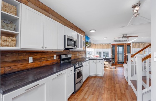 Cape May Haus | WATERFRONT 2 bedroom 1.5 bath Pet Friendly Cottage sleeps 6