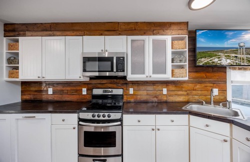 Cape May Haus | WATERFRONT 2 bedroom 1.5 bath Pet Friendly Cottage sleeps 6