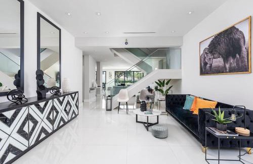 South Lake Haus | Waterfront Villa in Hollywood! Heated Pool and Game room