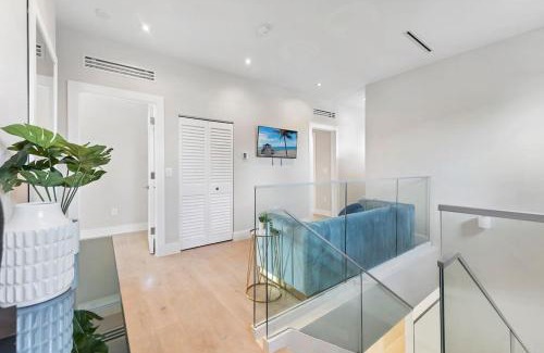 South Lake Haus | Waterfront Villa in Hollywood! Heated Pool and Game room