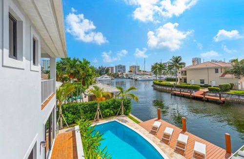 South Lake Haus | Waterfront Villa in Hollywood! Heated Pool and Game room