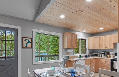 Sagle Kabine | Waterfront w/ Swim Dock, Views, Kayaks & Paddleboards!