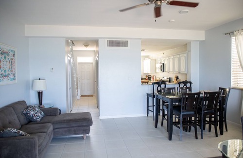 George Town Eigentumswohnung | Waterfront with gorgeous views and direct access to the sea and George Town!