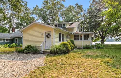Grass Lake Hütte | Waterloo Cottage - Beautiful Lakefront Cottage at Clear Lake Near Chelsea, MI.