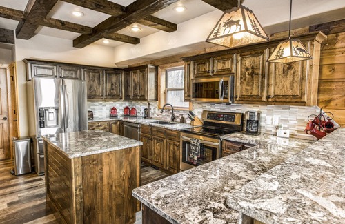 Indian Point Haus | NEUE 8Bed / 8BA Lakefront Lodge ~ Lazy River / Pool ~ SDC schließen ~ Dock ~ Das Beste am See