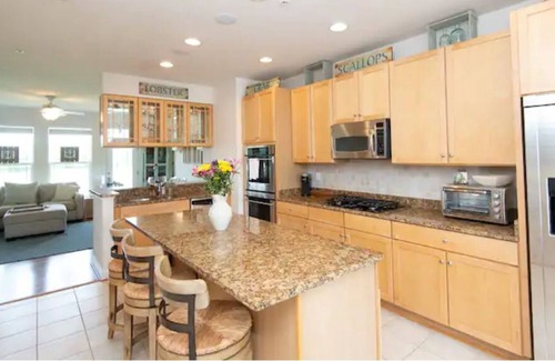 Cambridge Haus | Waterside 4-Bedroom Chesapeake Styled Townhome