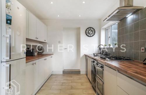 Watford Haus | Watford Large 5BR Home - Contractors & Families