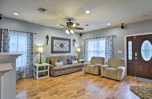 Waveland Haus | Waveland Family House, 4-Minute Drive to the Beach