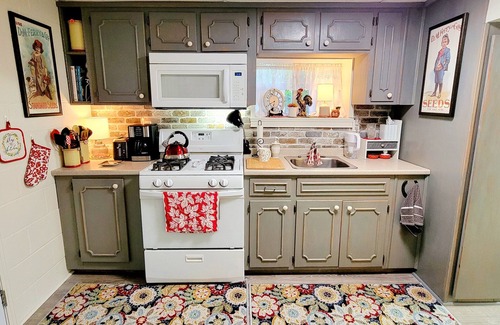 Hickman Hütte | Wayfarer's Inn: Cottage Suite Nestled in a Woodland Setting Near Historic Square