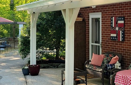 Hickman Hütte | Wayfarer's Inn: Cottage Suite Nestled in a Woodland Setting Near Historic Square