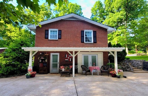 Hickman Hütte | Wayfarer's Inn: Cottage Suite Nestled in a Woodland Setting Near Historic Square