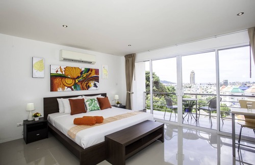 Nanai Road Resort | Patong Deluxe Apartment mit Meerblick, Swimup-Bar und Restaurant am Pool und Fitnessstudio