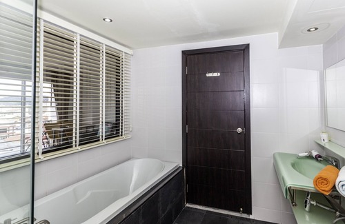 Nanai Road Resort | Patong Deluxe Apartment mit Meerblick, Swimup-Bar und Restaurant am Pool und Fitnessstudio