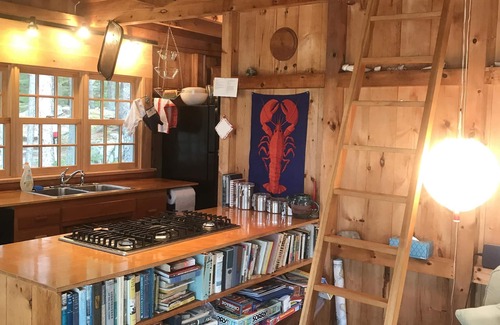 Seal Cove Hütte | Familienfreundliches Woodsy Cottage mit Blick auf die Bucht