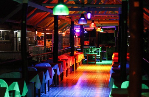 Calamba Haus | Wir bieten erstklassige Hotelunterkünfte mit Restaurant, Bar und Veranstaltungsbereich.