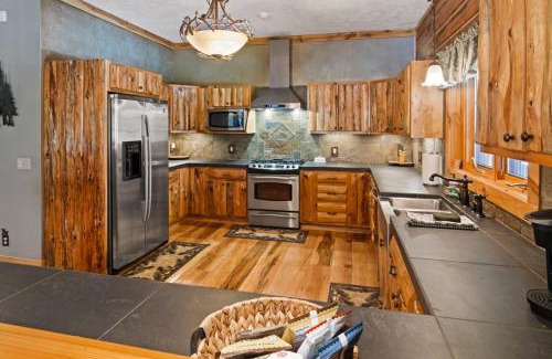 Thompsonville Haus | Weatherwood - Gorgeous Luxury Cabin With Spa!