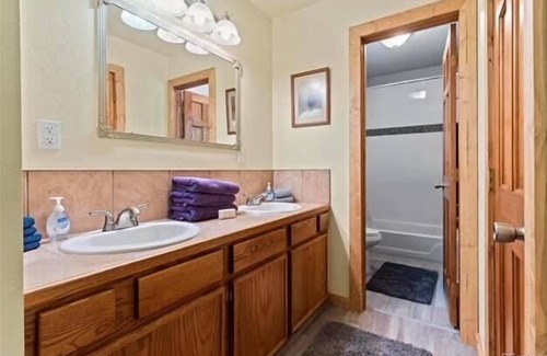 Spring Valley Kabine | Webbel Alliance Basecamp - Galactic Lake Views, Hot Tub, WiFi, Family Adventures