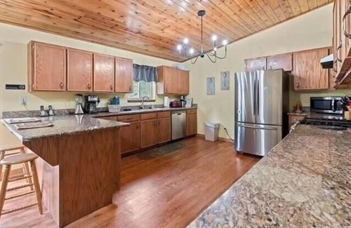 Spring Valley Kabine | Webbel Alliance Basecamp - Galactic Lake Views, Hot Tub, WiFi, Family Adventures