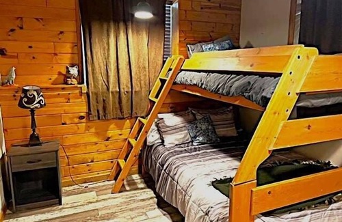 Spring Valley Kabine | Webbel Alliance Basecamp - Galactic Lake Views, Hot Tub, WiFi, Family Adventures