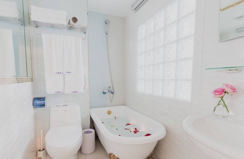 Zuoying District Hotel | Welcome The Sun Enjoy The Moon