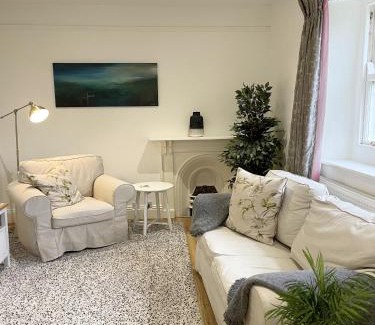 Somerton Wohnung | Welcome to Hazelwood, The Mount Somerton's unique sunny Apartment - modern and fully equipped, Private off-street parking, Near Glastonbury Tor, The spectacular Wells Cathedral, Stourhead Sherborne Abbey, Millfield School, Clarkes Village