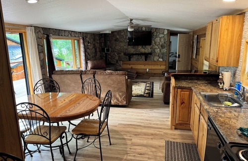 Kettle River Kabine | Welcome to Shangri-Lodge.! Your 2 cabin retreat on a family friendly lake.