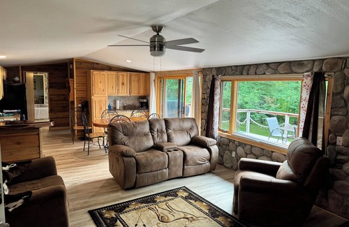 Kettle River Kabine | Welcome to Shangri-Lodge.! Your 2 cabin retreat on a family friendly lake.