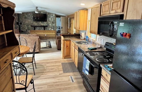 Kettle River Kabine | Welcome to Shangri-Lodge.! Your 2 cabin retreat on a family friendly lake.