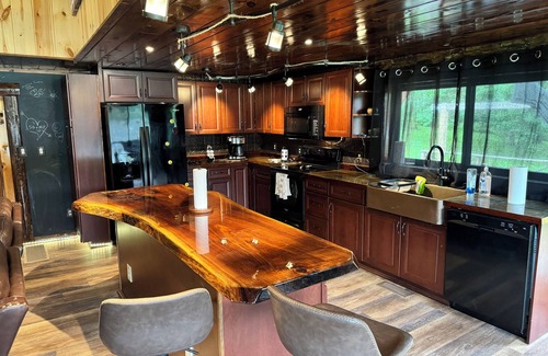 Kettle River Kabine | Welcome to Shangri-Lodge.! Your 2 cabin retreat on a family friendly lake.