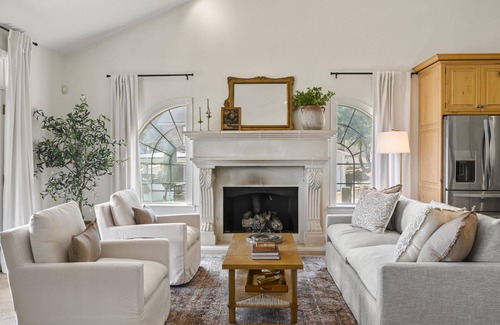 Aurora Haus | Welcome to the Banks of Aurora - A Charming River View Home in Downtown Aurora