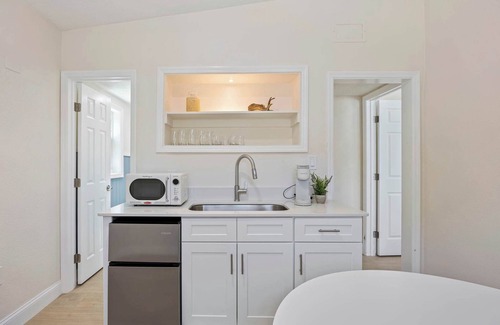 Cocoa Beach Wohnung | Welcome to The Drift – Your Laid-Back Beach Escape in Cocoa Beach!