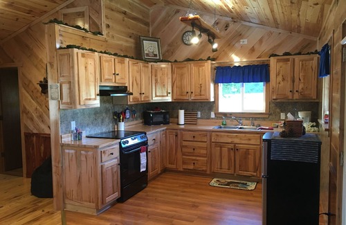 Dundas Kabine | Welcome to The Rustic Retreat where you can rest and relax.