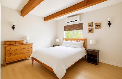 Sunriver Haus | Welcome to The Village Hideout, Steps to the Village, Resort, Golf, SHARC, AC, Hot-tub, Grill and Bikes