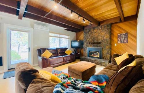 Sunriver Haus | Welcome to The Village Hideout, Steps to the Village, Resort, Golf, SHARC, AC, Hot-tub, Grill and Bikes