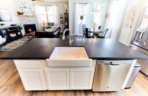 Flagstaff Haus | Willkommen bei Trailhead. Es ist Zeit, einen Ausflug zu den Kiefern zu planen. Das Abenteuer wartet!