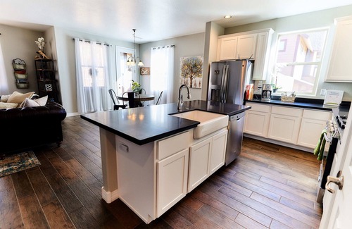 Flagstaff Haus | Willkommen bei Trailhead. Es ist Zeit, einen Ausflug zu den Kiefern zu planen. Das Abenteuer wartet!