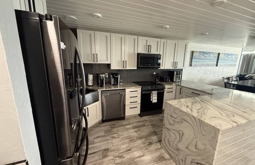 Daytona Beach Shores Eigentumswohnung | Welcome to your beachfront escape in beautiful Daytona Beach Shores!