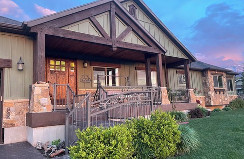 Utah County Haus | Welcome to your ultimate mountain escape at the base of a beautiful canyon.
