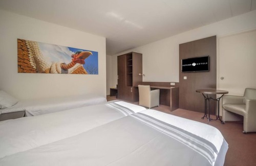 Waalwijk Hotel | Welcoming Ambiance & Natural Beauty: 3 Family-Friendly Rooms Near Efteling Park