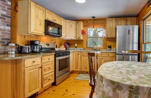 Weld Kabine | Weld Waterfront Log Cabin w/ Kayaks & Canoes!