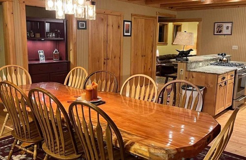 Caratunk Kabine | Well accommodated lakeside lodge with ITS trail access near West Forks, Maine.