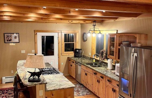 Caratunk Kabine | Well accommodated lakeside lodge with ITS trail access near West Forks, Maine.