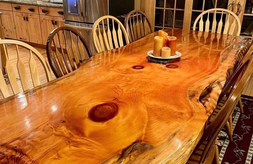 Caratunk Kabine | Well accommodated lakeside lodge with ITS trail access near West Forks, Maine.