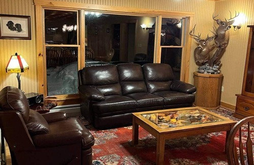 Caratunk Kabine | Well accommodated lakeside lodge with ITS trail access near West Forks, Maine.