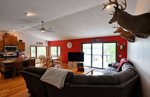 Trego Kabine | Well-appointed and comfortable retreat on Silver Lake - 2 hour drive to Minneapolis